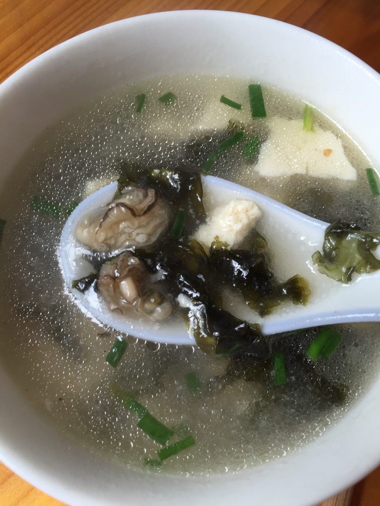 海蛎豆腐汤,煮三分钟放入调味料胡椒粉，撒入葱花就可以上桌了