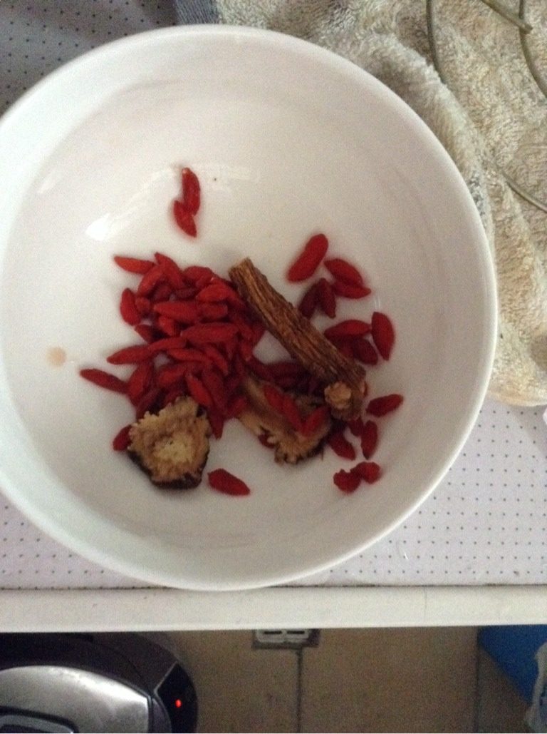 家常牛排玉米汤,将<a style='color:red;display:inline-block;' href='/shicai/ 673'>枸杞</a>，<a style='color:red;display:inline-block;' href='/shicai/ 3758'>当归</a>牛肉一起放入炖锅