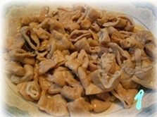辣子肥肠,锅中重新放水,加姜片料酒,再将大肠放如锅中,将大肠煮软凉后切小块备用