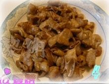 辣子肥肠,锅中下油,待油温六层热时倒入大肠,放点盐,转中火慢慢的煸干水分至大肠有些干然后滤干油盛出备用