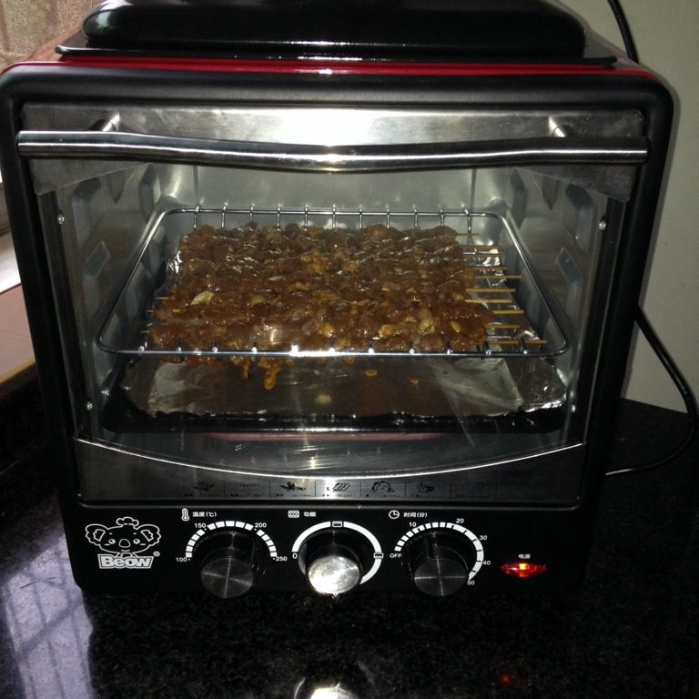烤羊肉串,烤盘铺上锡纸放最下层,把烤网放烤盘上面,烤箱预热,200度上下火烤15分钟(贝奥C02立式烤箱)
