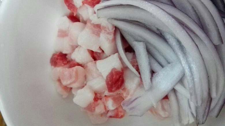 烧茄子,无花肉切小丁，<a style='color:red;display:inline-block;' href='/shicai/ 29'>洋葱</a>切丝，青椒切圈，<a style='color:red;display:inline-block;' href='/shicai/ 58'>茄子</a>最后滚刀切好