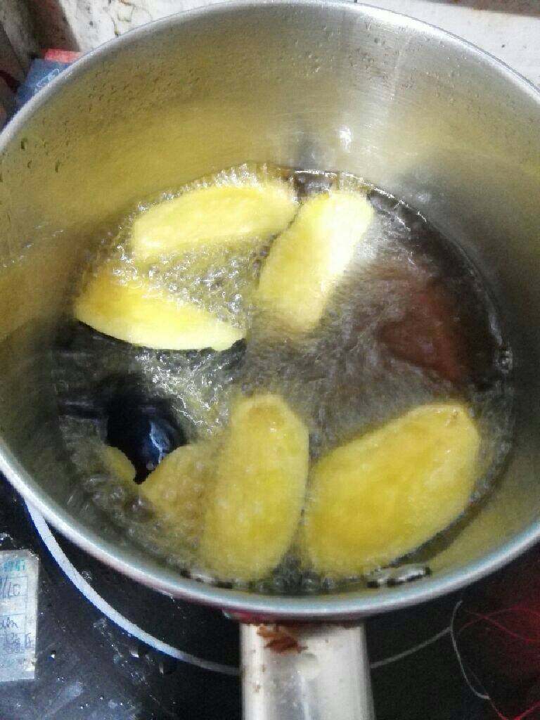 烧茄子,起小锅，使劲往里面倒油吧！先炸茄子啦！为了茄子颜色漂亮还有口感更好～油炸还是必须的呀！