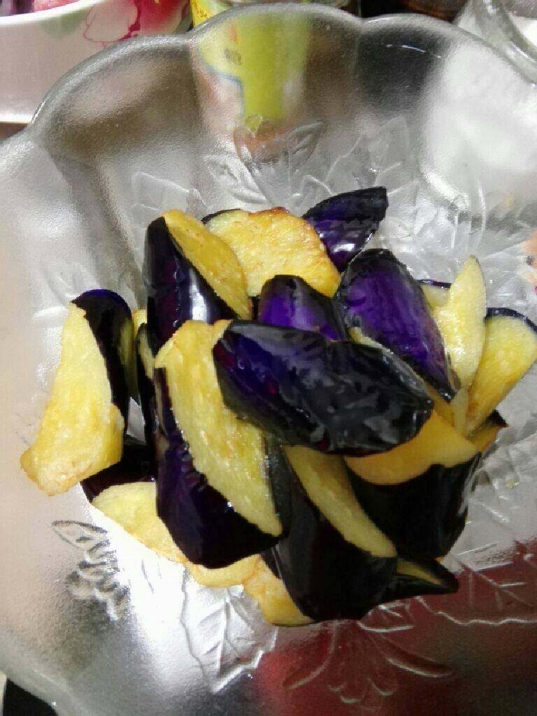 烧茄子,刚刚炸好的茄子，颜色真的很漂亮！切记油温一定要高些，七八成热，这样不会吸油的哟