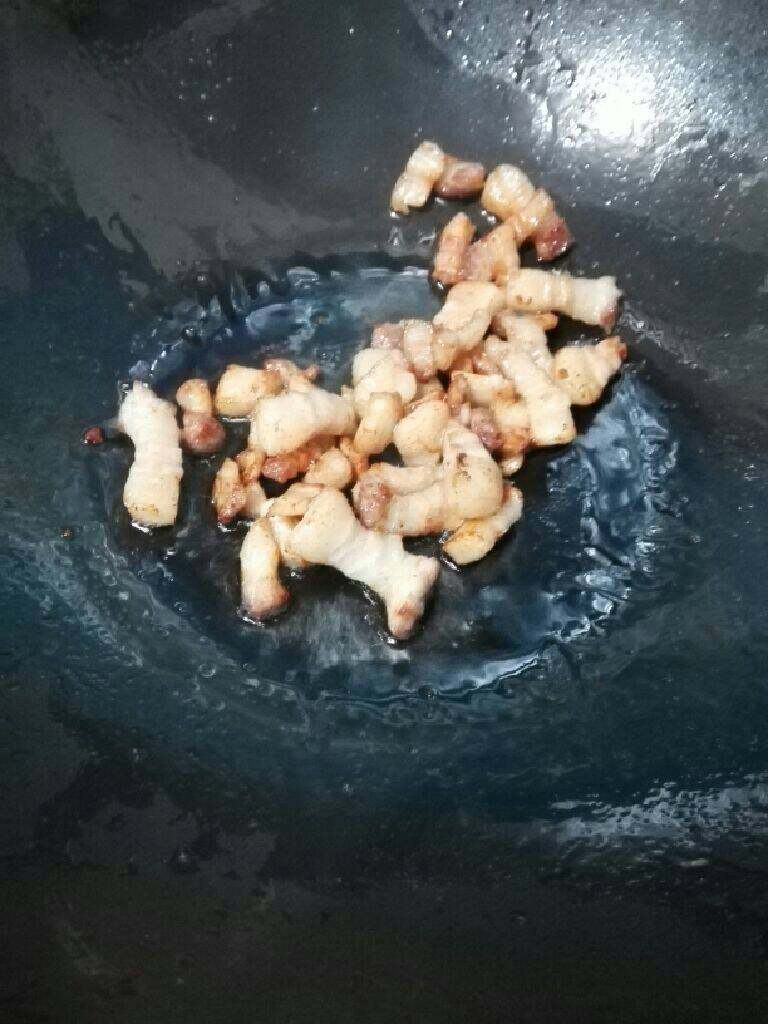 烧茄子,起炒锅先空烧下热锅后稍倒一点油，然后把<a style='color:red;display:inline-block;' href='/shicai/ 428'>五花肉</a>倒下去，煸至有点焦黄即可，煸出来的猪油实在多啊！我给倒出来了