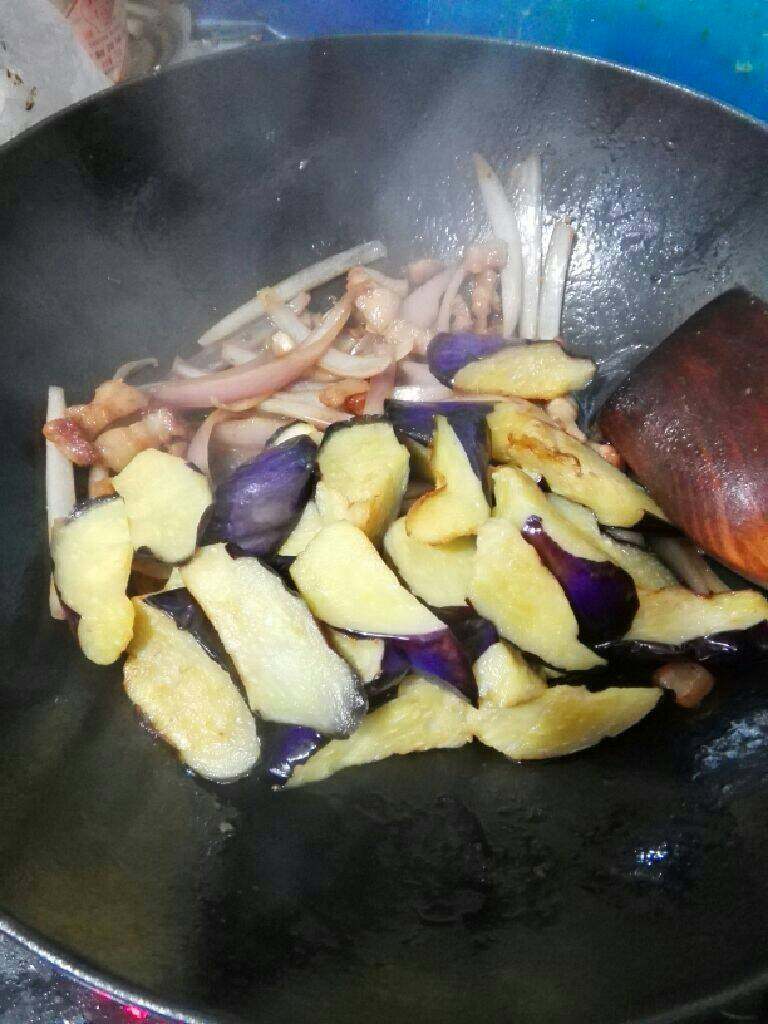 烧茄子,加入洋葱丝煸炒片刻，加<a style='color:red;display:inline-block;' href='/shicai/ 718'>料酒</a>一小勺，倒入炸好的茄子，并加一小勺的<a style='color:red;display:inline-block;' href='/shicai/ 762'>老抽</a>和<a style='color:red;display:inline-block;' href='/shicai/ 692'>酱油</a>一勺