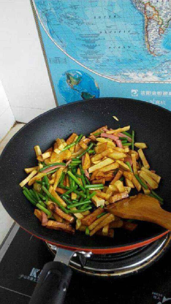 蒜苗土豆,放入炸好的土豆,倒入调好的汁翻炒入味收干汁即可。