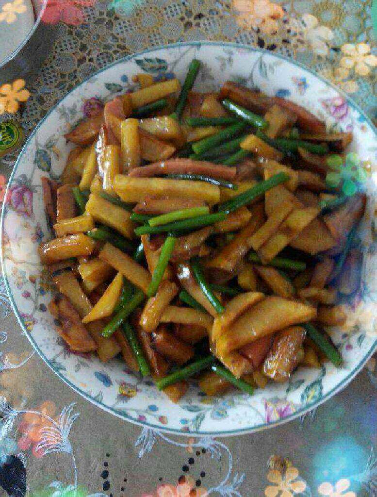蒜苗土豆,装盘享用