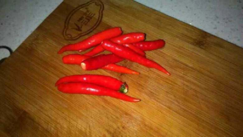 茭白炒牛肉,<a style='color:red;display:inline-block;' href='/shicai/ 86663'>红辣椒</a>切粒。