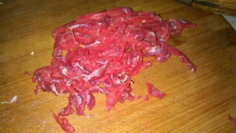 茭白炒牛肉,<a style='color:red;display:inline-block;' href='/shicai/ 216'>牛肉</a>切成丝。