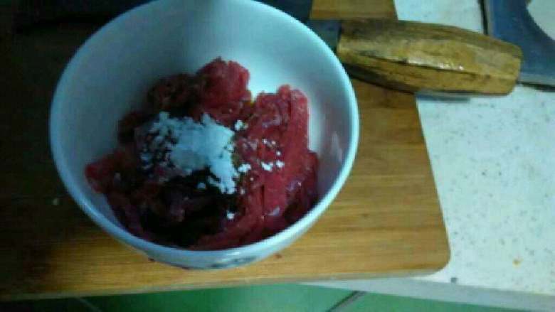 茭白炒牛肉,牛肉放入碗里加适量生粉，<a style='color:red;display:inline-block;' href='/shicai/ 788'>生抽</a>，<a style='color:red;display:inline-block;' href='/shicai/ 12043'>花椒粉</a>，<a style='color:red;display:inline-block;' href='/shicai/ 718'>料酒</a>搅拌均匀。