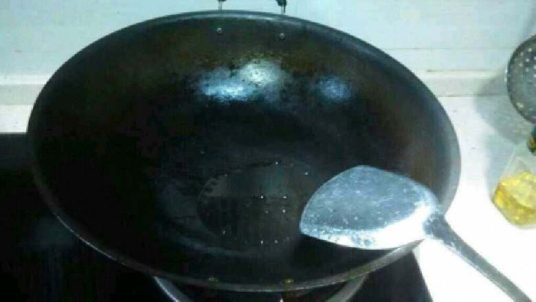 茭白炒牛肉,锅里放适量油。