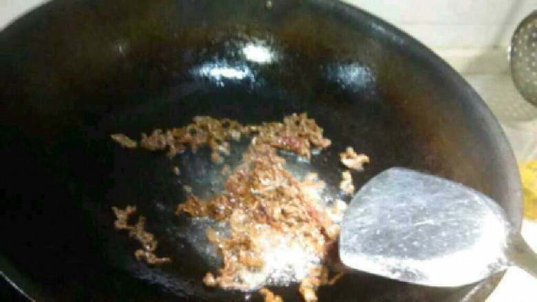 茭白炒牛肉,把腌制好的牛肉倒进去翻炒变色后盛出备用。