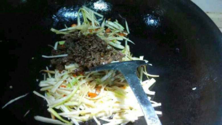 茭白炒牛肉,茭白炒软后在把炒过的牛肉倒进一起翻炒，在加入适量生抽调味就可以了，熟后盛出。