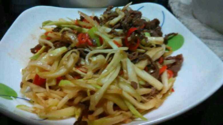茭白炒牛肉,好了盛出装盘。