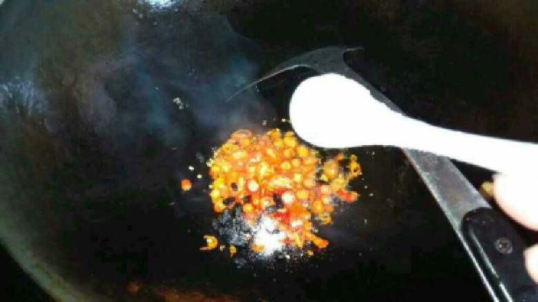 自创【蒸香辣鱼块】,锅里还剩下的油把切好的配料放进去爆香,加适量盐翻炒一下盛出。