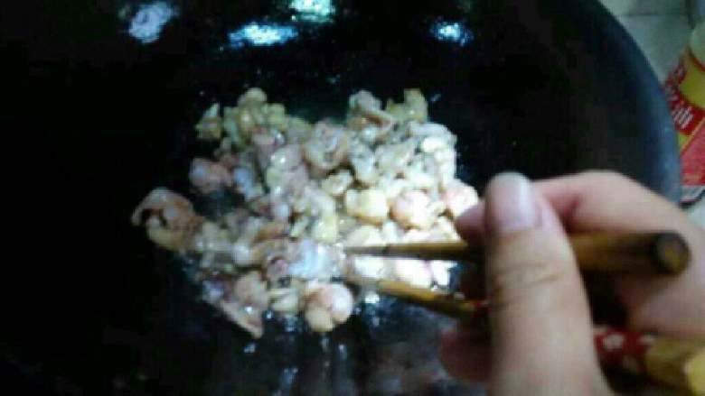 自制(煮牛蛙),用筷子打散。