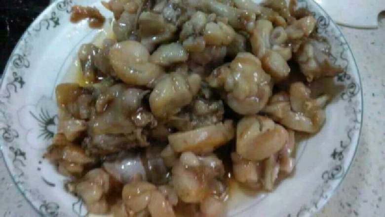 自制(煮牛蛙),炒变色后盛出备用。
