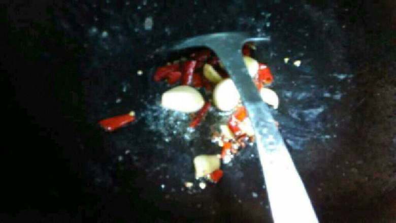 自制(煮牛蛙),锅里放油把干辣椒，酱和蒜放进去爆香。