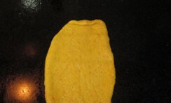 胡萝卜餐包,将松驰好的面团再次排气,碾成长舌状,底边压平,卷成长条形。