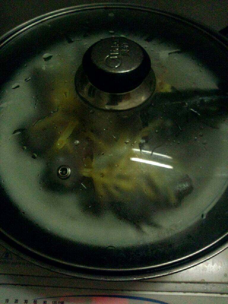 蒸海鲈鱼,锅倒入水烧开  在放入鱼下去蒸
