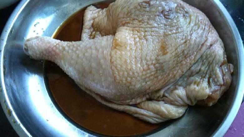 ≈电饭锅版烤鸡≈,把酱汁抹在鸡边腿上,正反面都要抹,让它腌1个小时