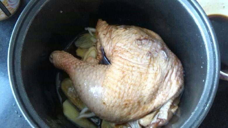 ≈电饭锅版烤鸡≈,把腌好的鸡边腿放入锅中淋上盘里剩下的料汁,但是不能多了,不然成煮鸡腿了