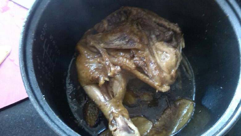 ≈电饭锅版烤鸡≈,然后按下煮饭键,等跳起后焖十分钟,打开再抹一层酱汁翻一面接着按下煮饭键跳起后焖五分钟