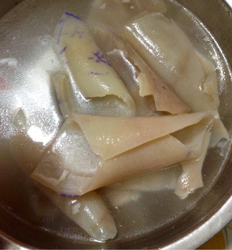 肉皮冻,如图这部好关键,一定要洗干净,用热乎的水洗到水清凉位置,证明油都洗掉了,这样做出来的冻,晶莹剔透