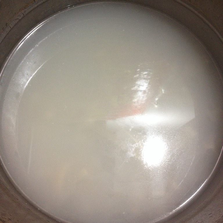 肉皮冻,如图奶白色才行,因为屋里太热,我放冰箱里,大概4个小时就定型了