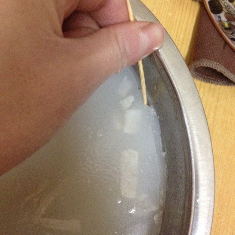 肉皮冻,如图用牙签划一圈,准备脱模