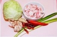 干锅辣白菜,准备好所有的食材。