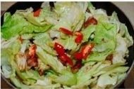 干锅辣白菜,
在加入白糖继续翻炒。
白菜变软淋入少许鸡精翻炒均匀关火。