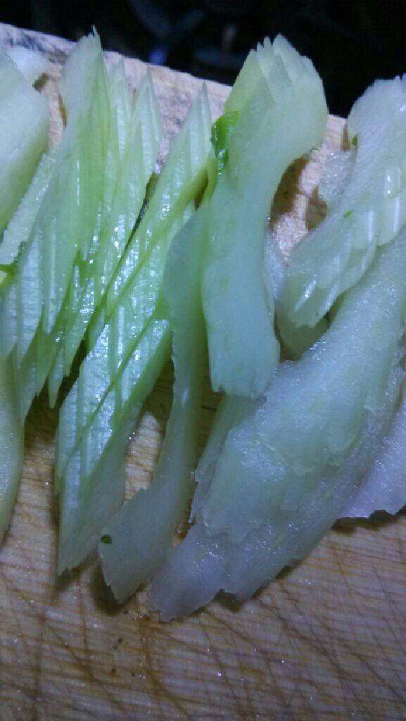 青椒回锅肉,芹菜切片