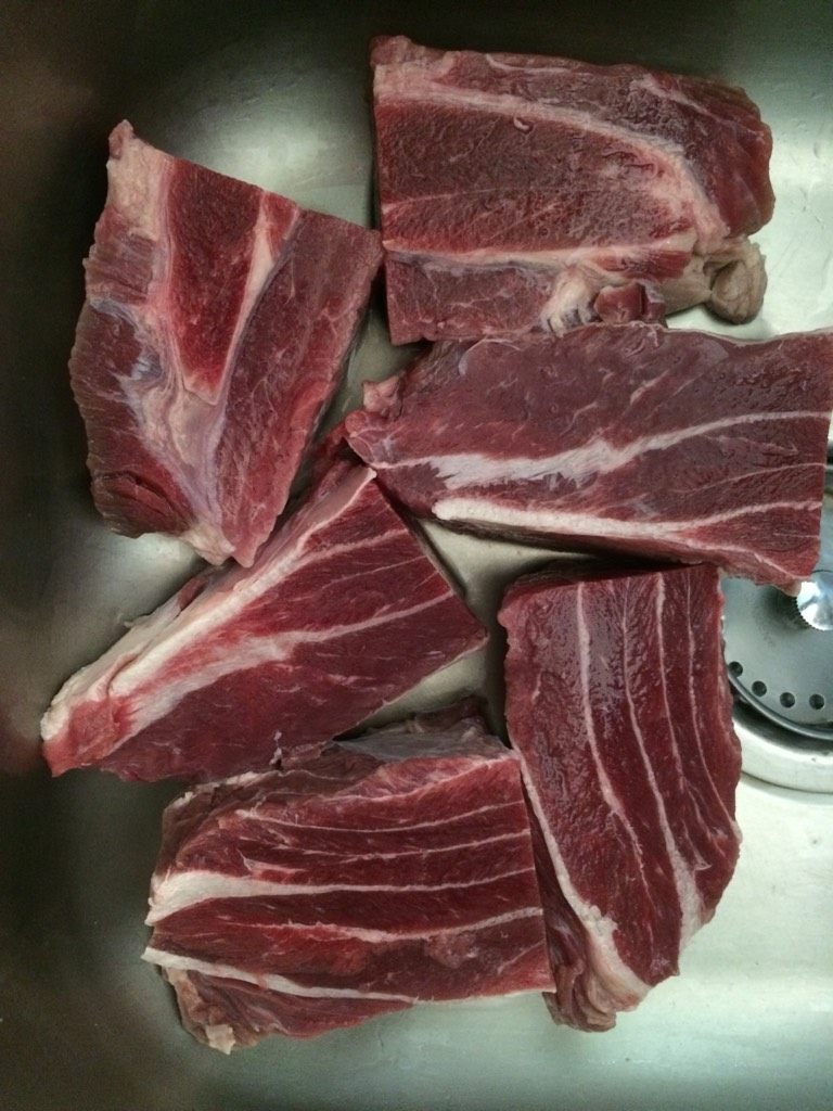 酱牛肉,如图将牛腱融化,切成块状;