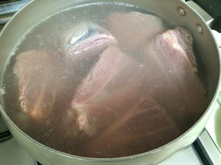 酱牛肉,如图烧开一锅水,将牛肉放进去煮沸后拿出来;