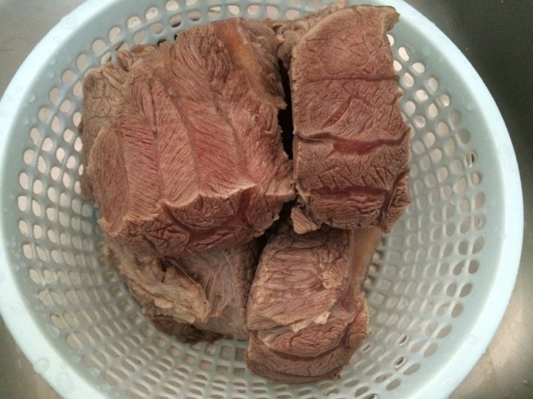 酱牛肉,如图把焯好水的牛腱用自来水反复冲洗干净;