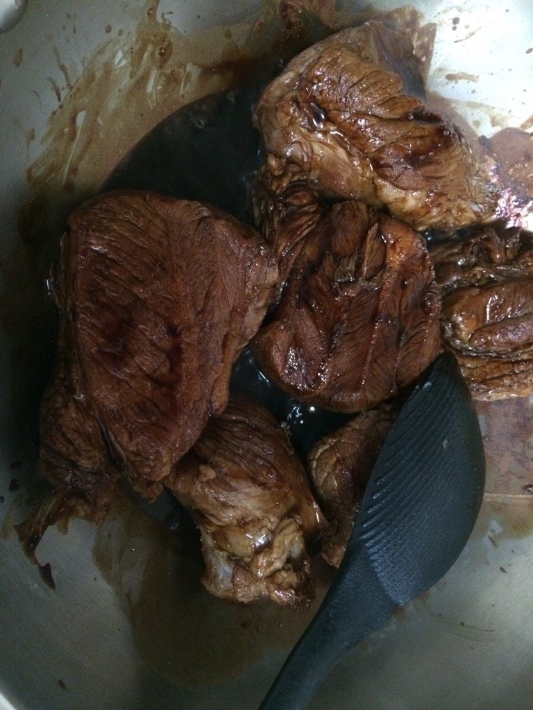 酱牛肉,如图翻炒几下,每块牛肉上面都均匀裹上酱料以后加水;