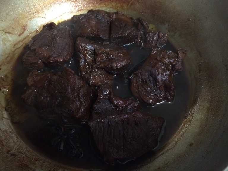 酱牛肉,如图小火焖煮2个小时左右,用筷子戳戳看,已经非常酥烂了,如果汤汁还很大,就用大火收汁,汤汁不要收得很干。