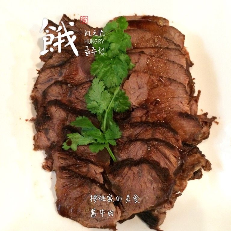 酱牛肉,如图切片装盘，淋上汤汁、用香菜装饰就可以上桌了。