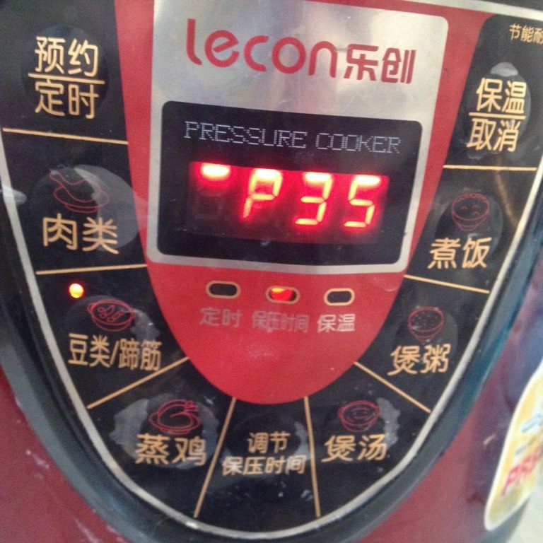 香辣干锅猪手,如图将猪手、莲藕放入压力锅压8分熟(提前10分钟暂停)