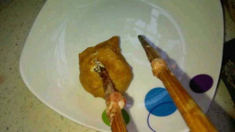 鲜汁豆腐酿,把搅拌好的肉末装在豆腐里,豆腐用筷子弄个小口。