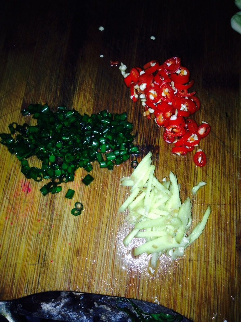 清蒸鲈鱼,期间准备葱花，辣椒圈和姜丝