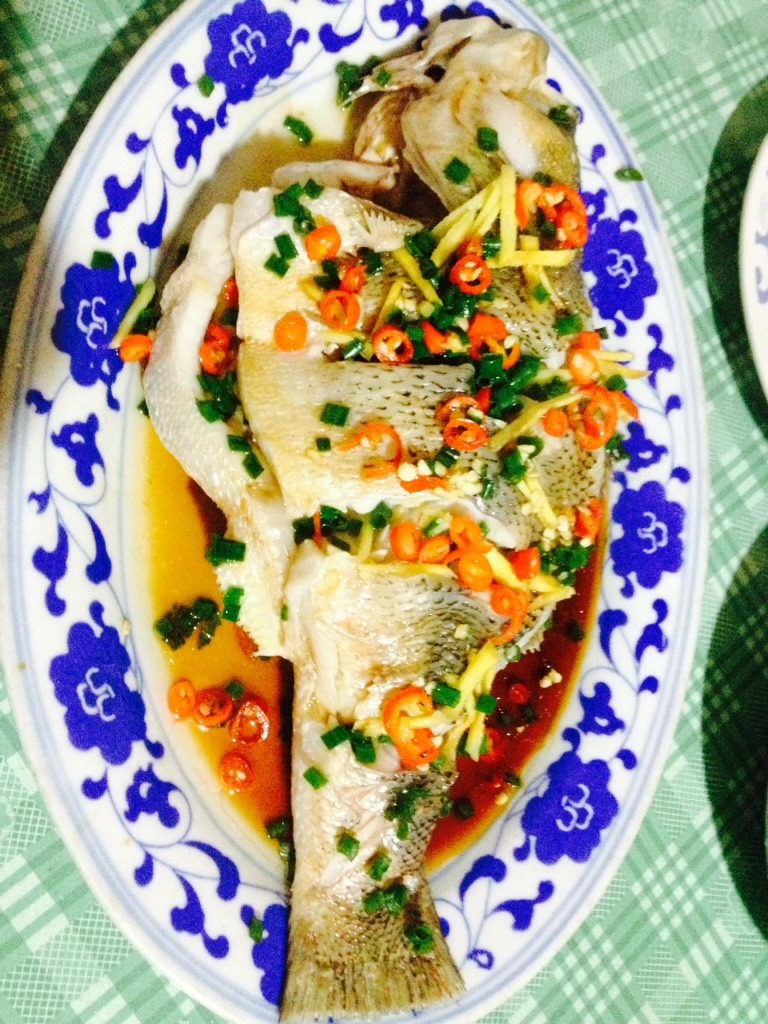 清蒸鲈鱼,锅里烧热油浇到鱼身上，再淋上<a style='color:red;display:inline-block;' href='/shicai/ 864'>蒸鱼豉油</a>就完成了！