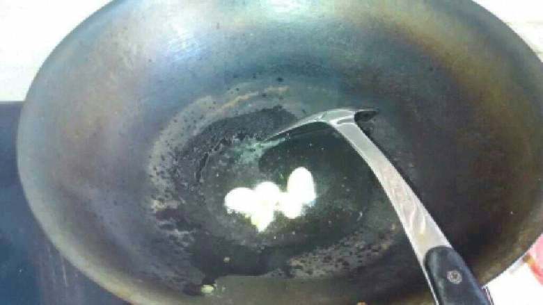 自制【酸菜鱼】,锅里放油把蒜放进去爆香。