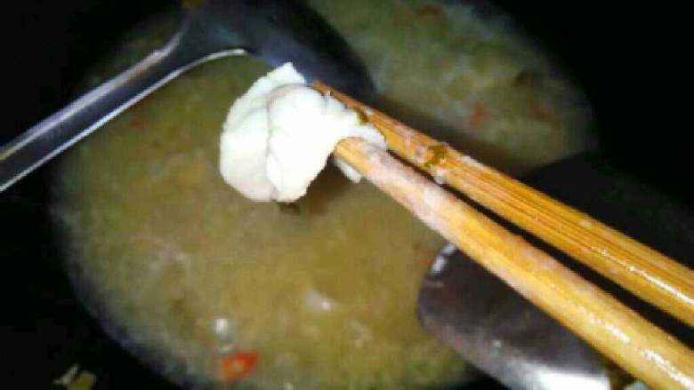 自制【酸菜鱼】,然后在把腌制好的鱼片放进煮,用筷子捞一片起来看变色后就可以了,(鱼片很薄烫一下就熟了)。