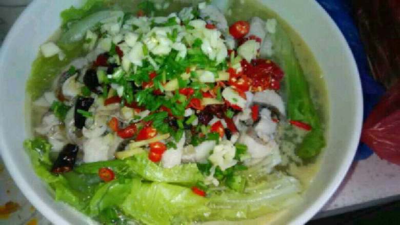 自制【酸菜鱼】,辣椒炒好后倒在鱼碗里,撒上<a style='color:red;display:inline-block;' href='/shicai/ 3250'>葱</a>花。