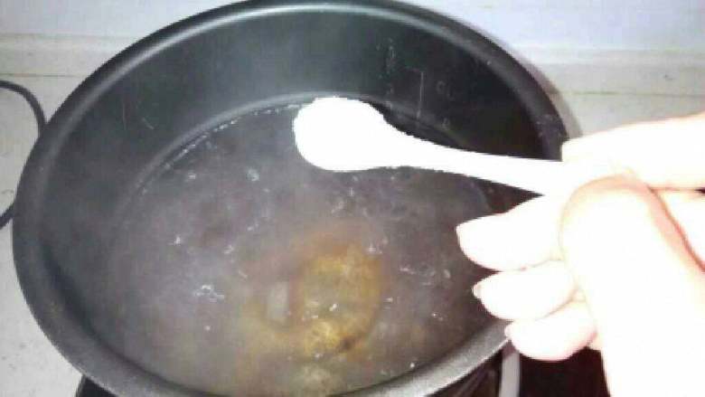 炒萝卜樱子,锅里烧水,水开后放适量盐。