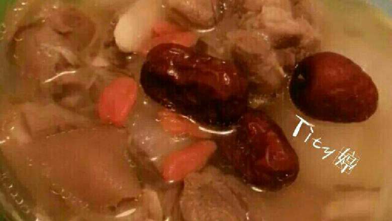 电饭锅版–当归萝卜炖羊肉,锅中烧水,下个线面捞一下装碗,倒入炖好的汤,美味的一碗汤面就出炉咯!