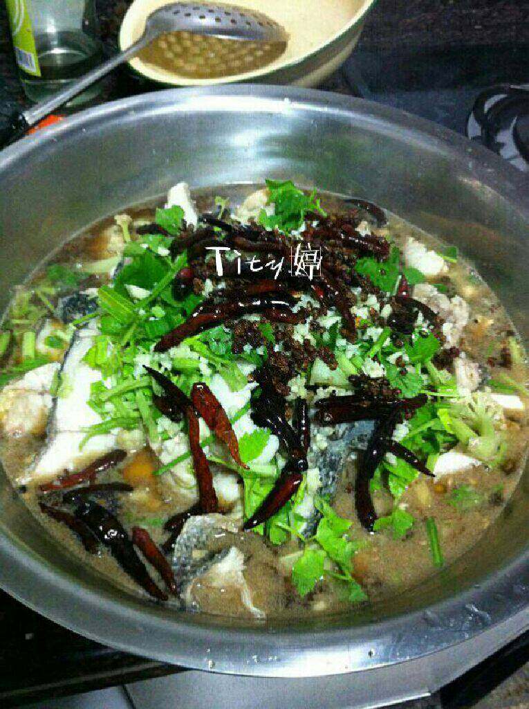 水煮鱼片,锅再次开后,放味精,盐巴少许,出锅,另外起锅,下油,多余的蒜末倒入微炒,铺再煮好的鱼片上,撒上切好的<a style='color:red;display:inline-block;' href='/shicai/ 125'>芹菜</a>,备好的花椒,干辣椒即可。